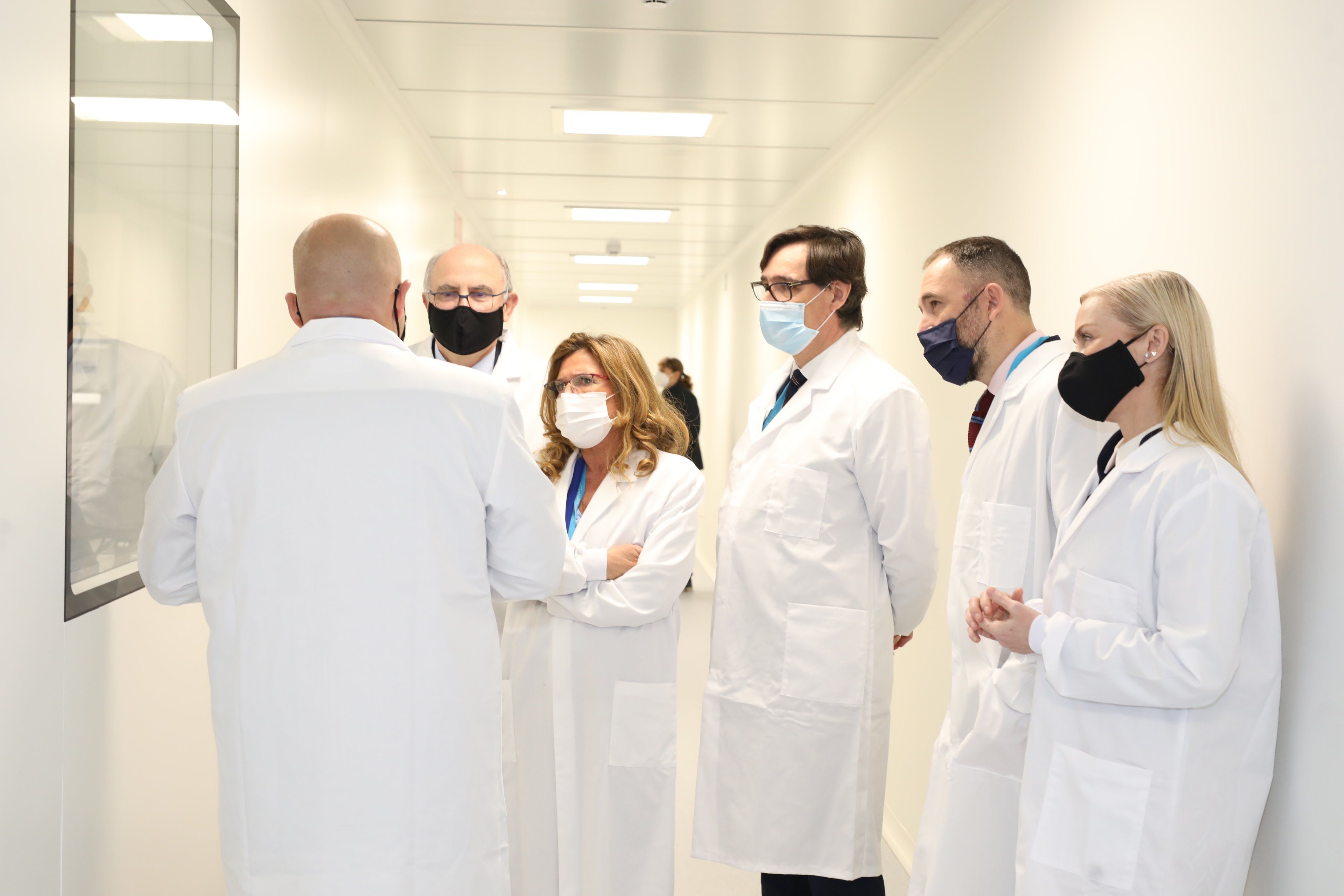 Salvador Illa, en el centro, en una visita a un laboratorio. FOTO: Ministerio de Sanidad