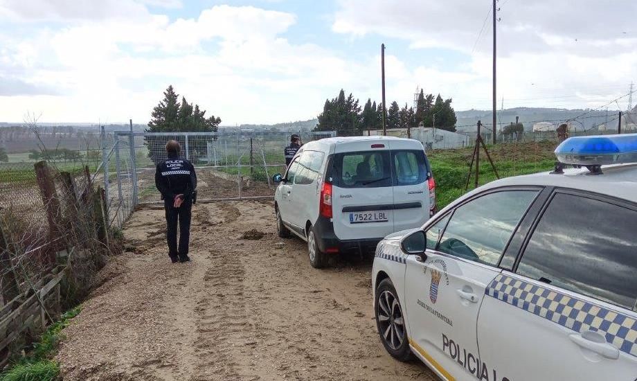 La Policía Local y Urbanismo, en la parcela de Pinosolete parcelada ilegalmente.