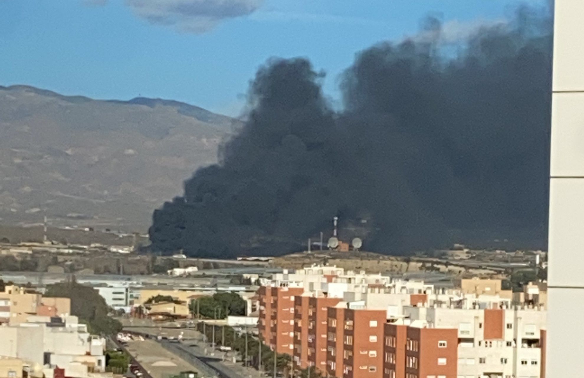 Una de las imágenes del incendio de la capital, con la intensa nube de humo negro sobre la ciudad.
