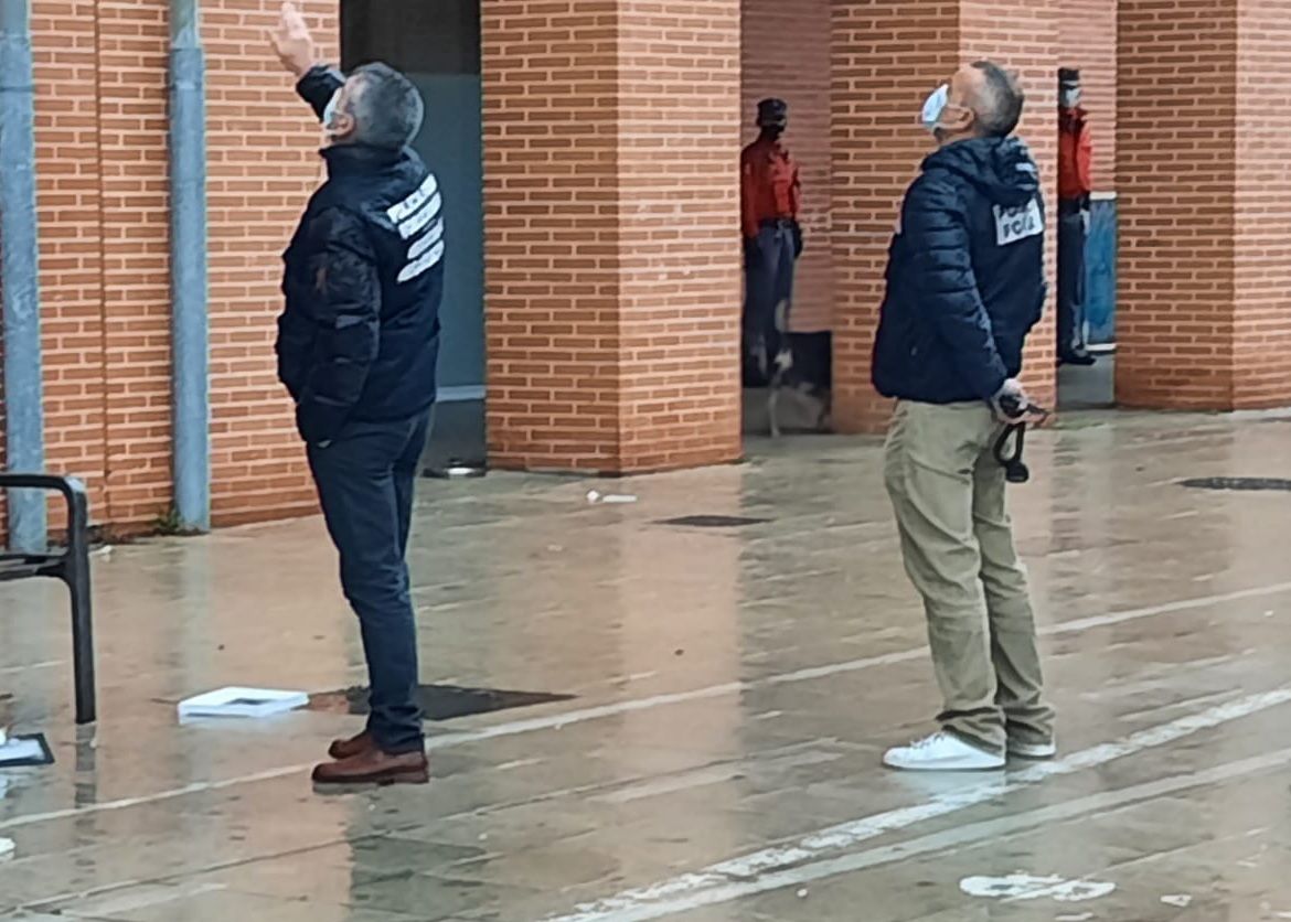 Los agentes durante la intervención. FOTO: POLICÍA FORAL