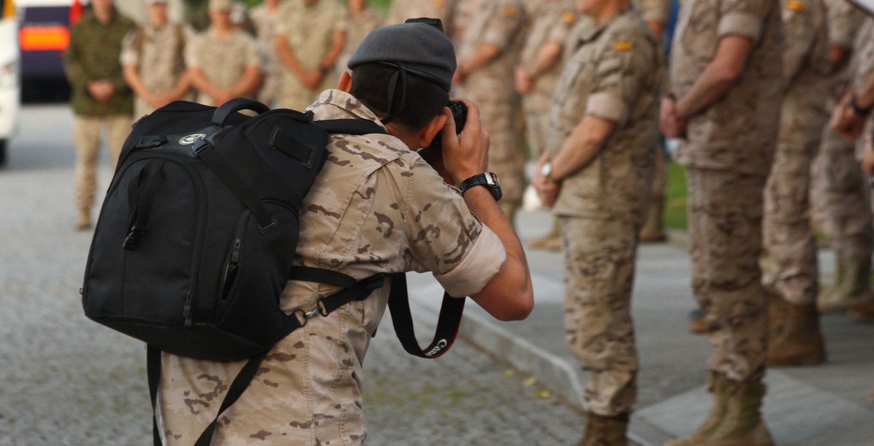 Un soldado haciendo una foto, en una imagen de archivo.