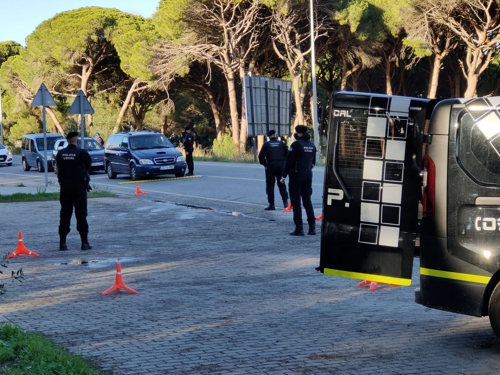 Agentes de la Policía Local de Barbate, durante los controles por confinamiento perimetral.