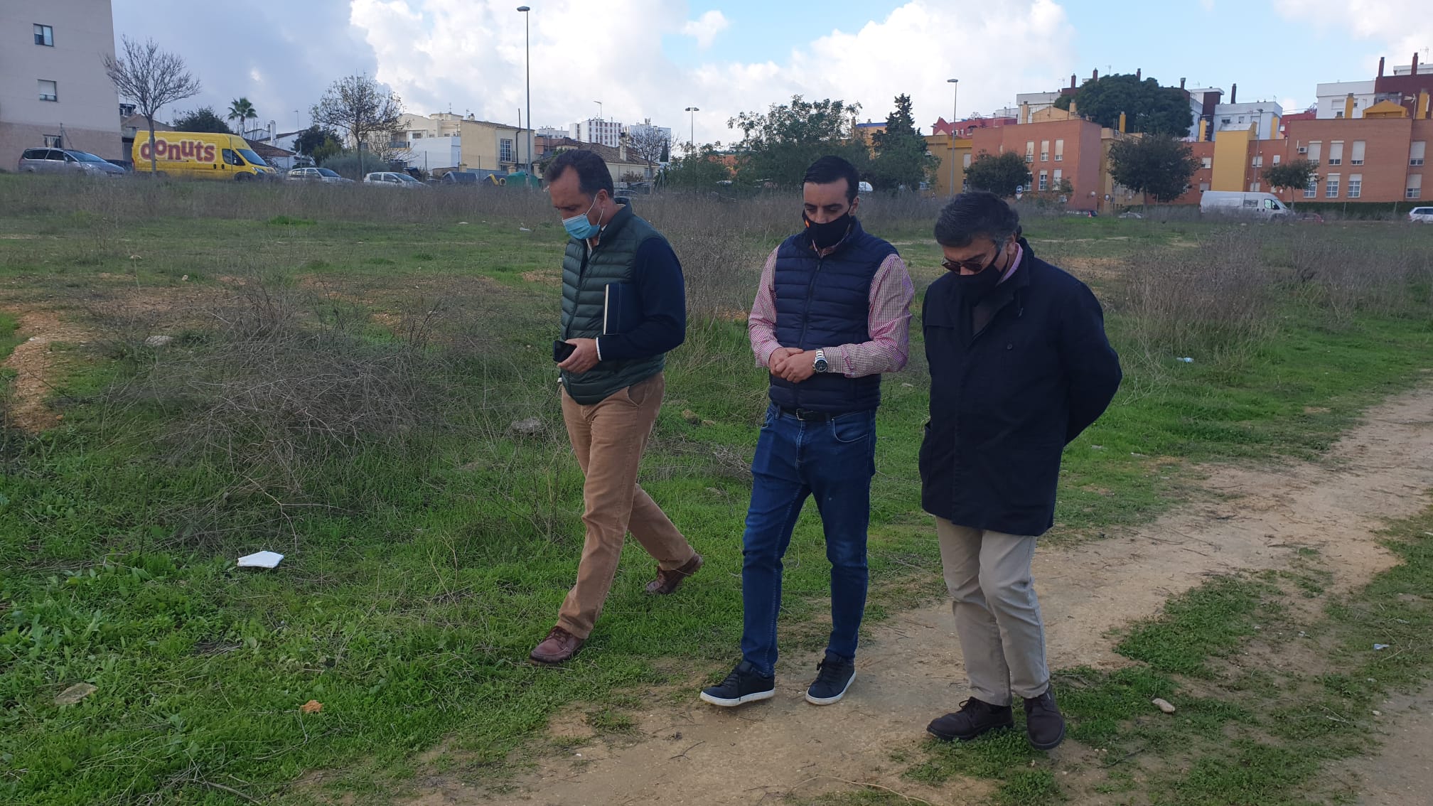 Un momento de la visita del delegado de Urbanismo a la zona que se convertirá en 'bosque urbano' en La Canaleja.