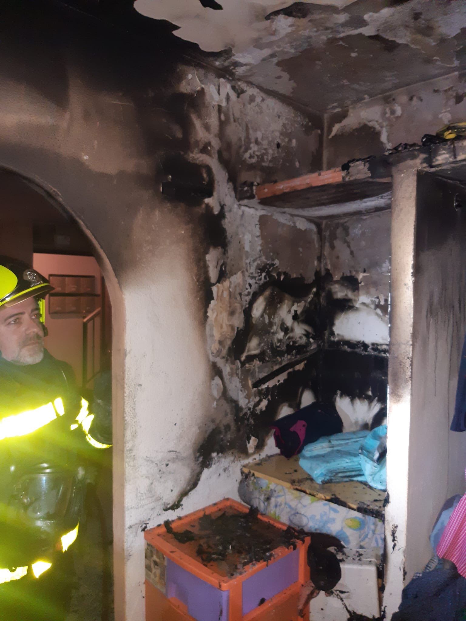 Un bombero durante la intervención.