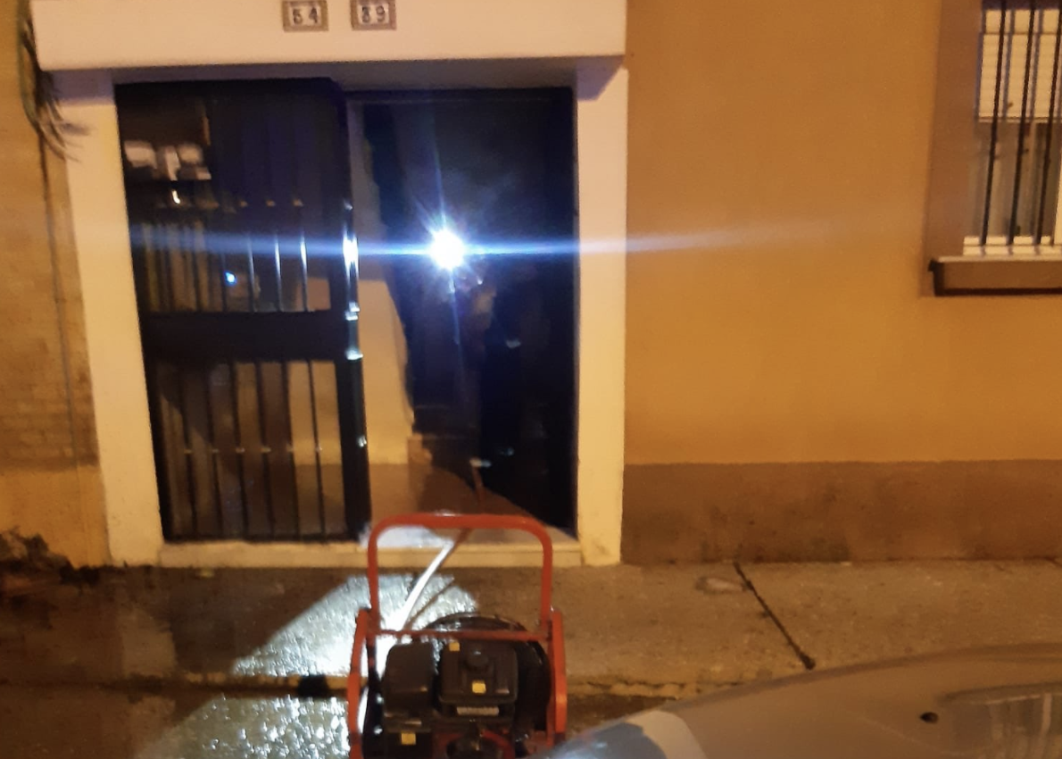 Equipos de ventilación en las zonas comunes del bloque afectado por el incendio en Jerez.