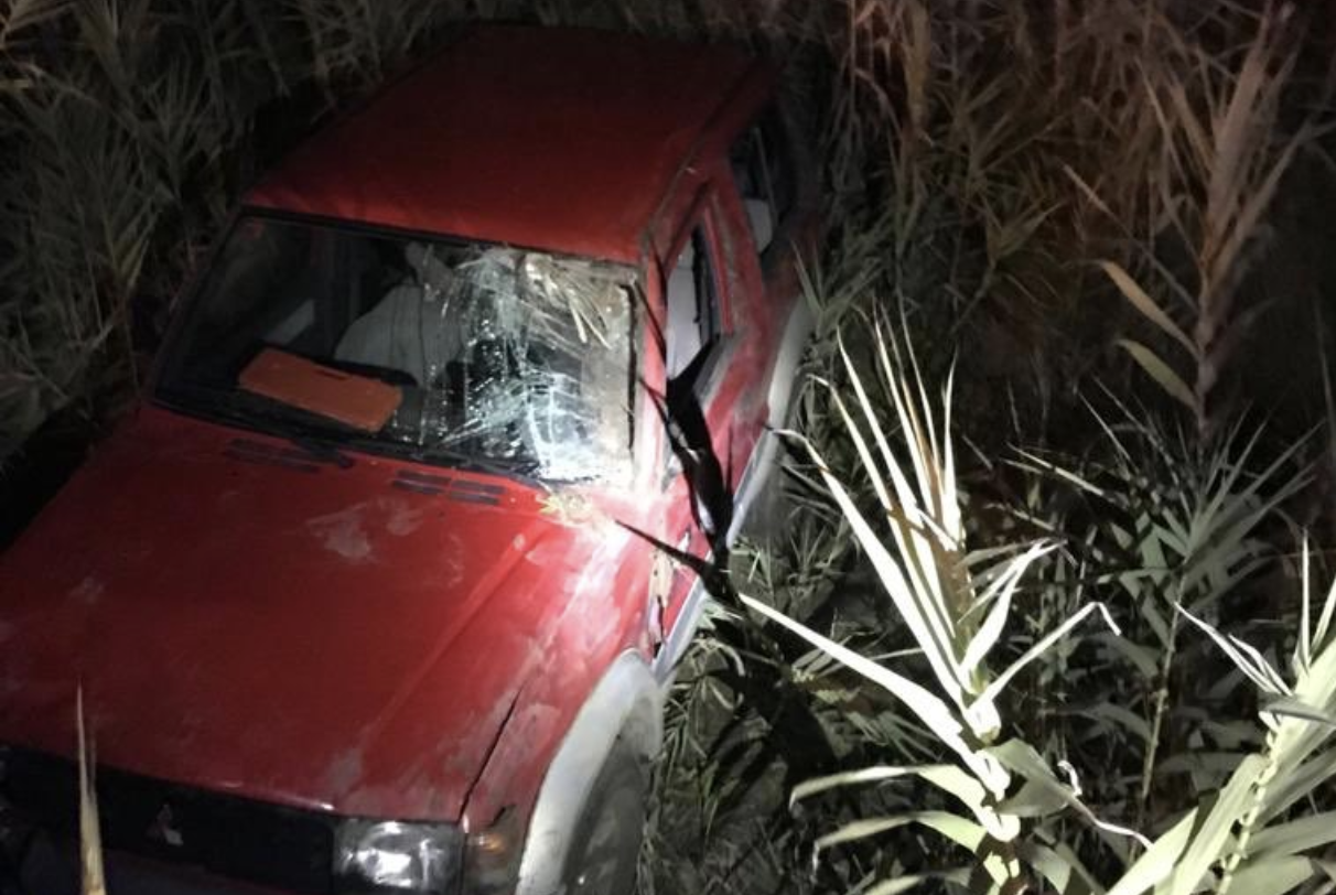 Estado en el que quedó el vehículo tras la caída por el desnivel de la carretera en Chiclana. Estado en el que quedó el vehículo tras la caída por el desnivel de la carretera en Chiclana.