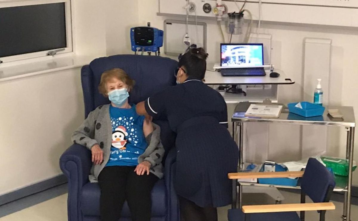 La anciana de 90 años, primera persona vacunada contra el coronavirus.