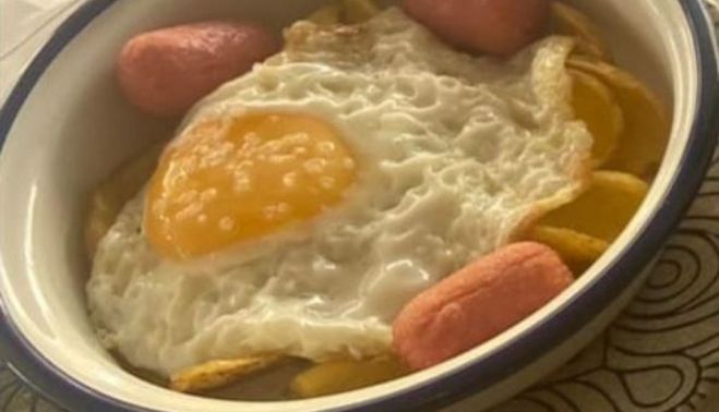 Tapa de huevo frito con patatas.