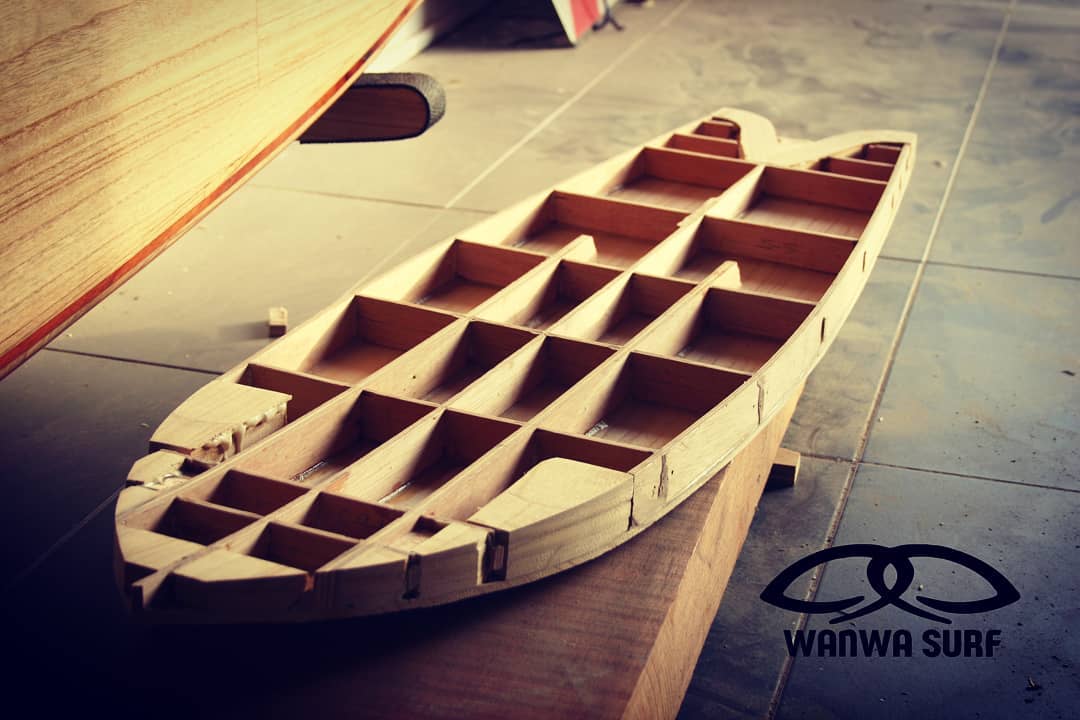 Una de las tablas exclusivas de Wanwa Surf, en Rota, en pleno proceso de fabricación artesana.