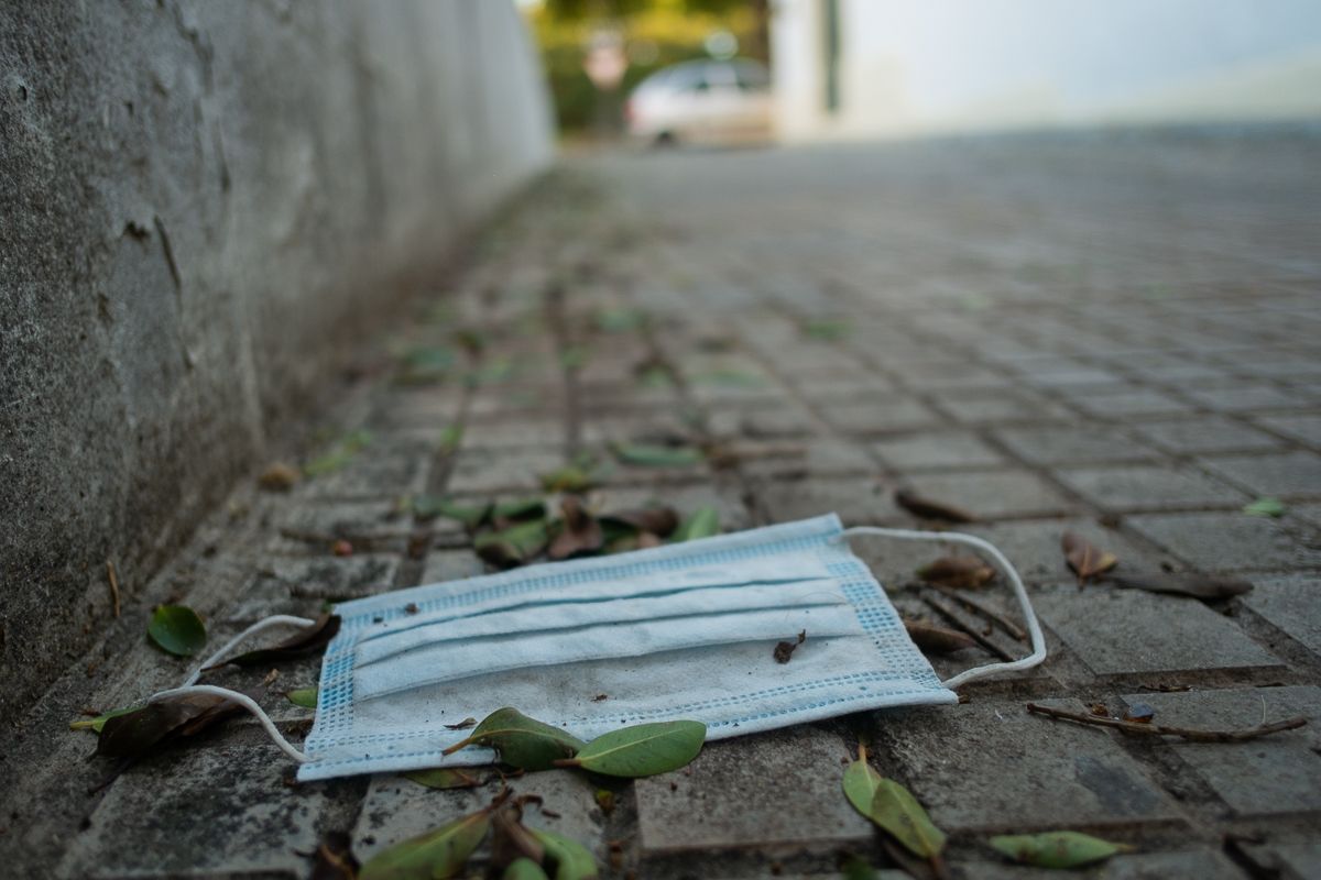 Una mascarilla en el suelo, en una imagen reciente.