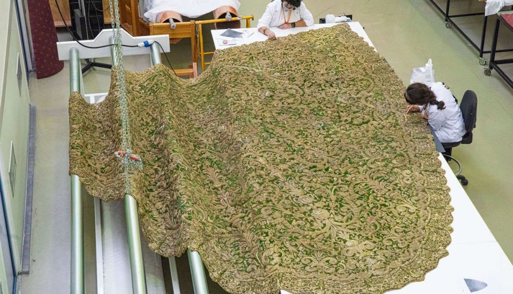 El manto ocupa gran parte del taller de tejidos del IAPH.
