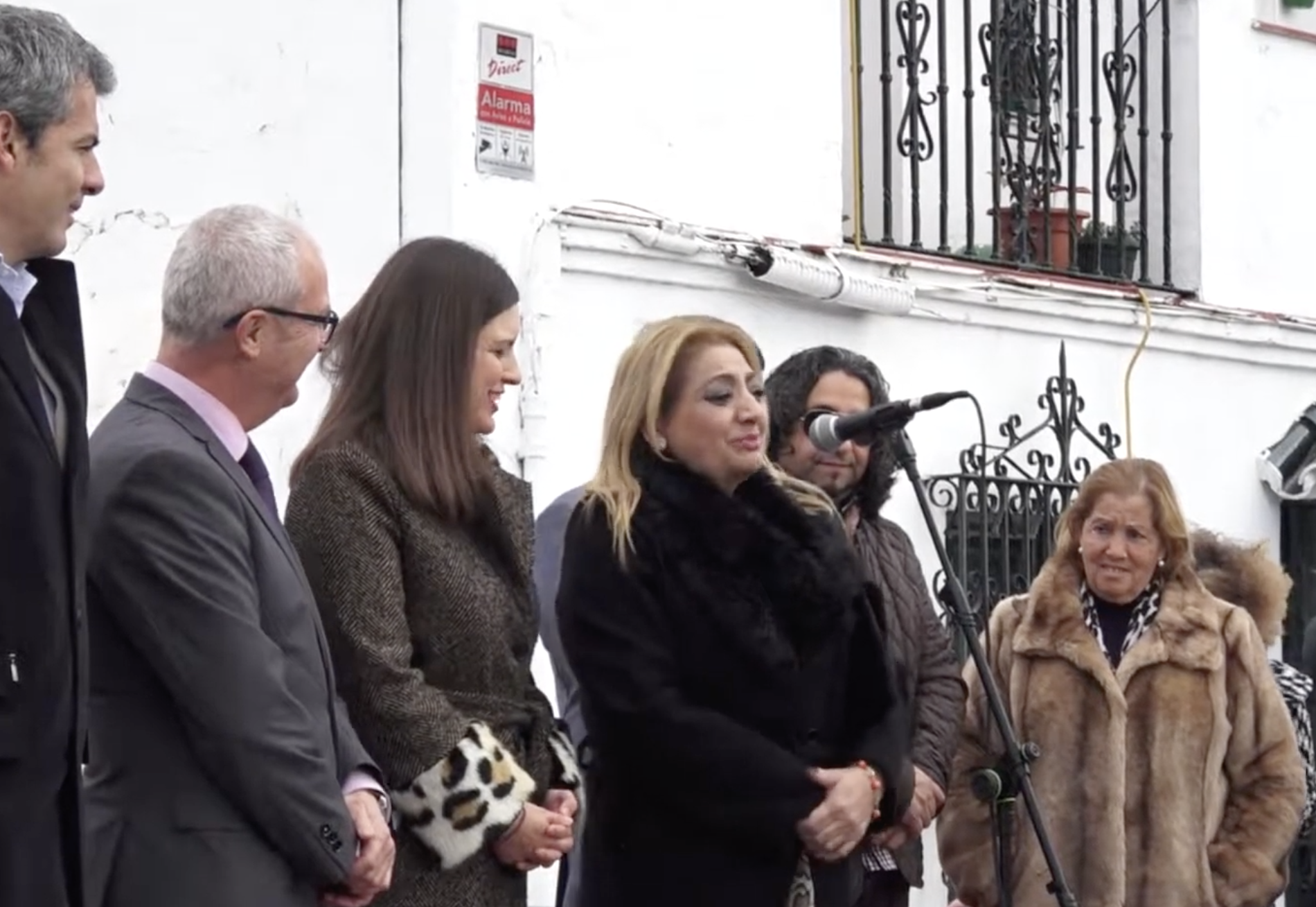 La viuda de Camarón junto a Patricia Cavada, alcaldesa de San Fernando, en la primera piedra del Espacio Camarón, en 2019.