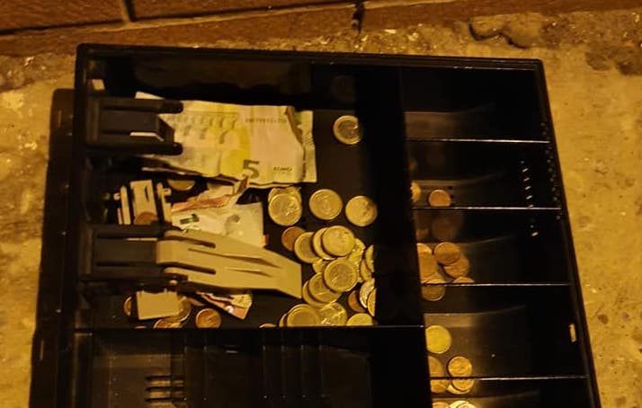 Rompe el cristal de un restaurante para robar el dinero de la caja registradora en Algeciras.