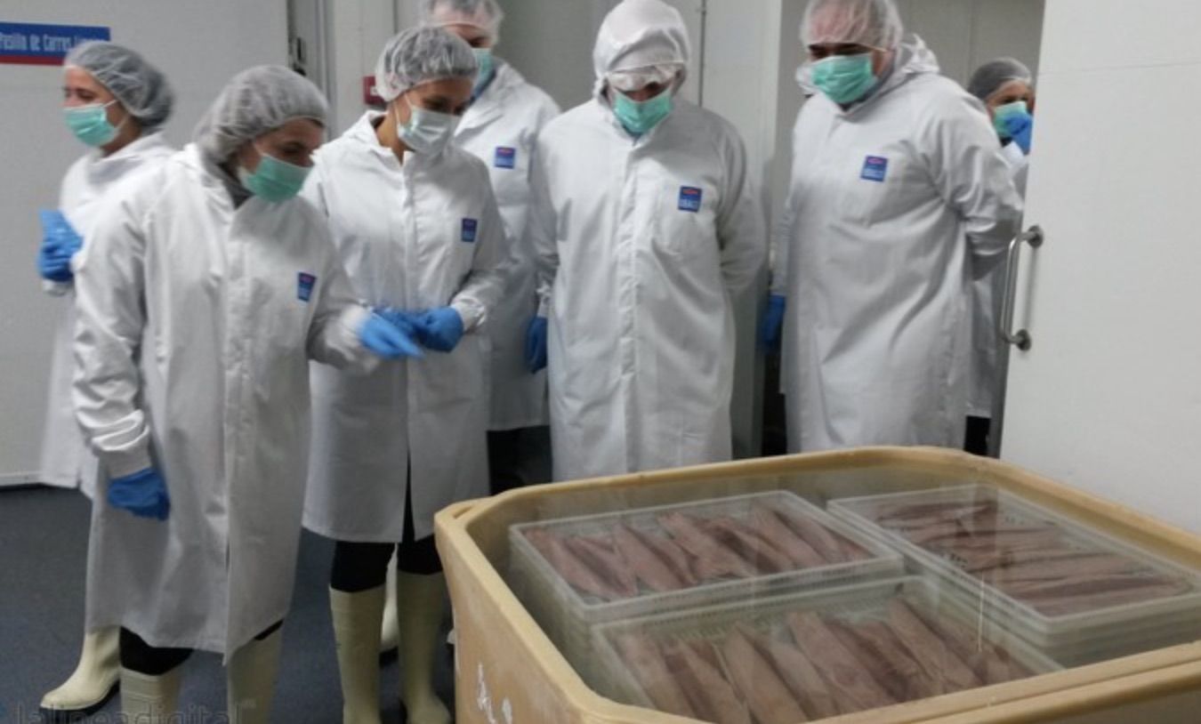 Visita a la fábrica de Ubago en La Línea, en una imagen de archivo. FOTO: http://lalinea.digital