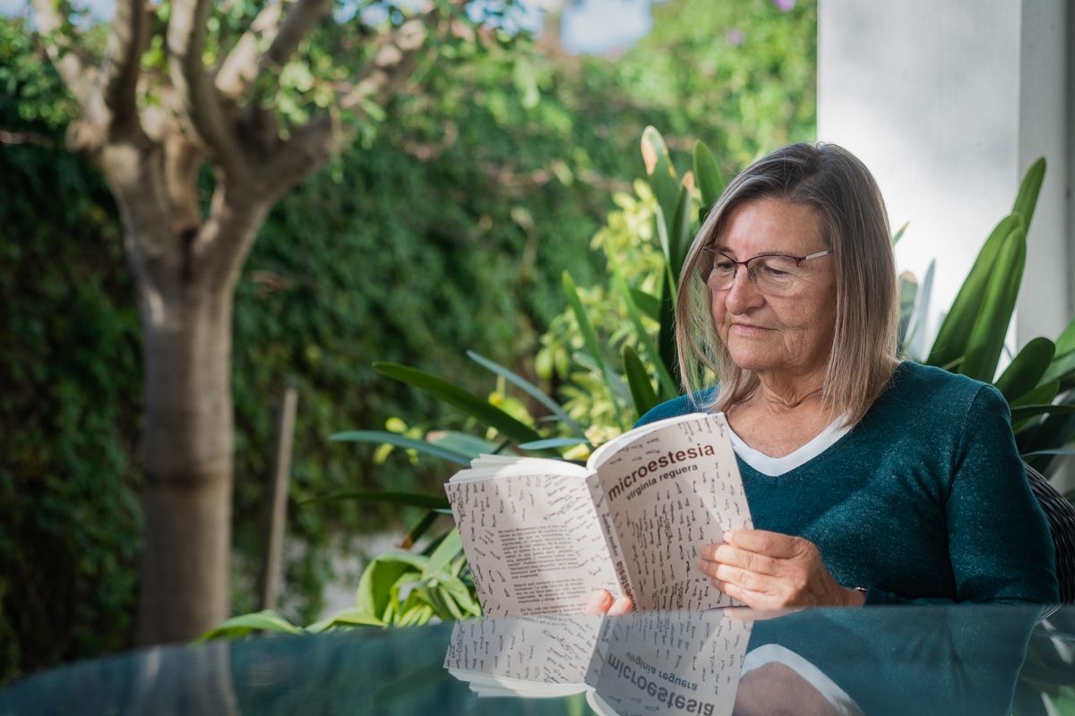 La doctora Virginia Reguera, con su libro de microrrelatos, 'Microestesia'.