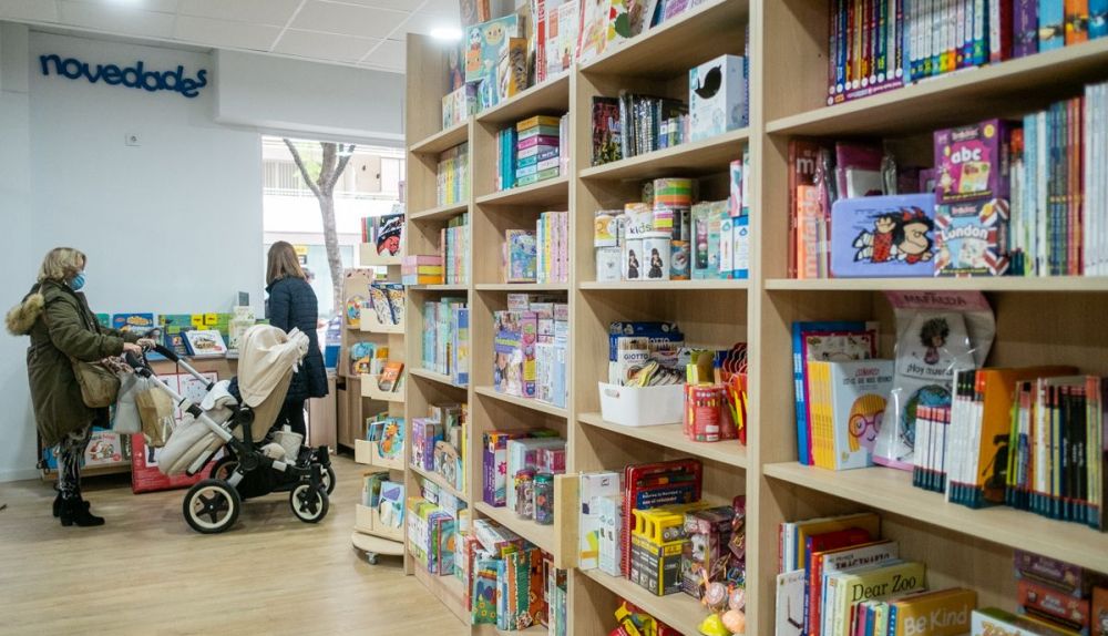 Unas clientas en la librería-juguetería de Jerez. 