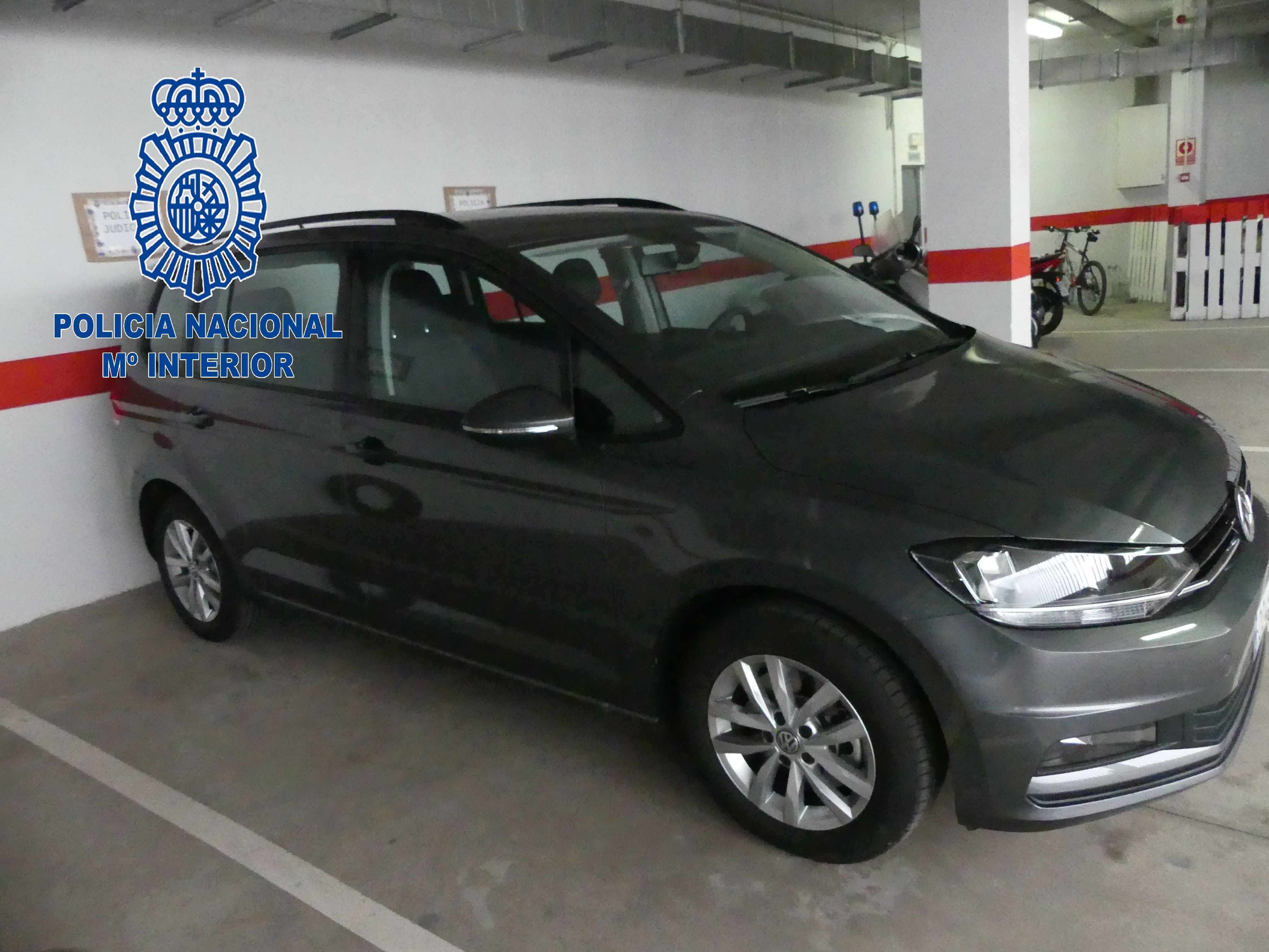 Coche decomisado por la Policía, en el marco de la operación policial contra los estafadores.