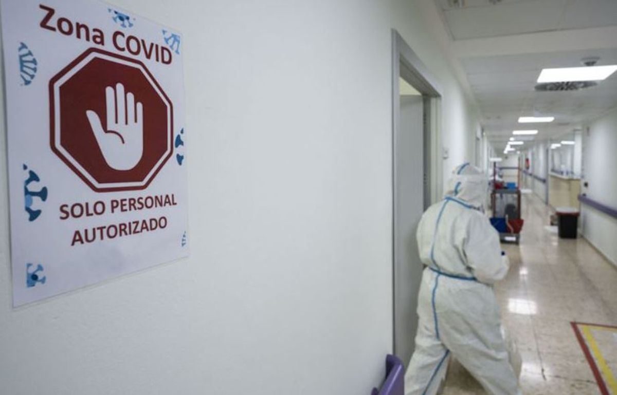 Un sanitario en Utrera uno de los municipios donde se registran fallecidos este miércoles, junto a Las Cabezas de San Juan y Sevilla. Un sanitario en Utrera uno de los municipios donde se registran fallecidos este miércoles, junto a Las Cabezas de San Juan y Sevilla.