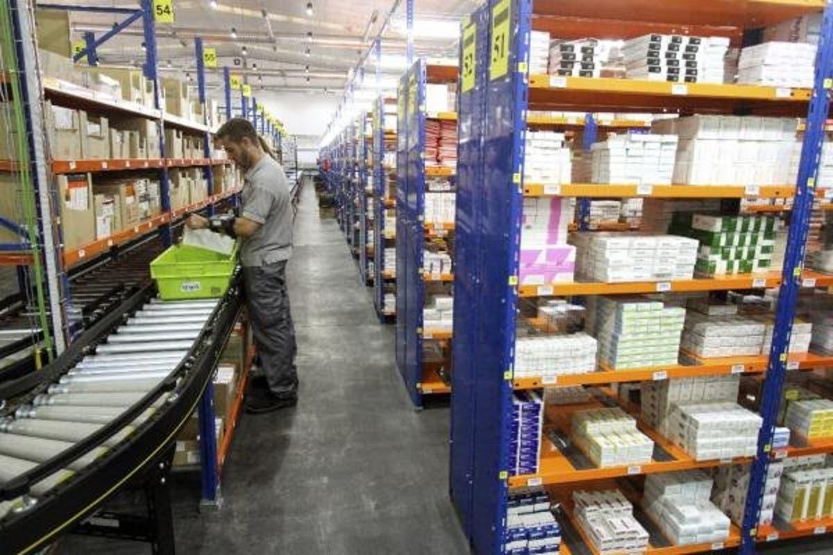 Un empleado de Cofare, en instalaciones de la empresa.