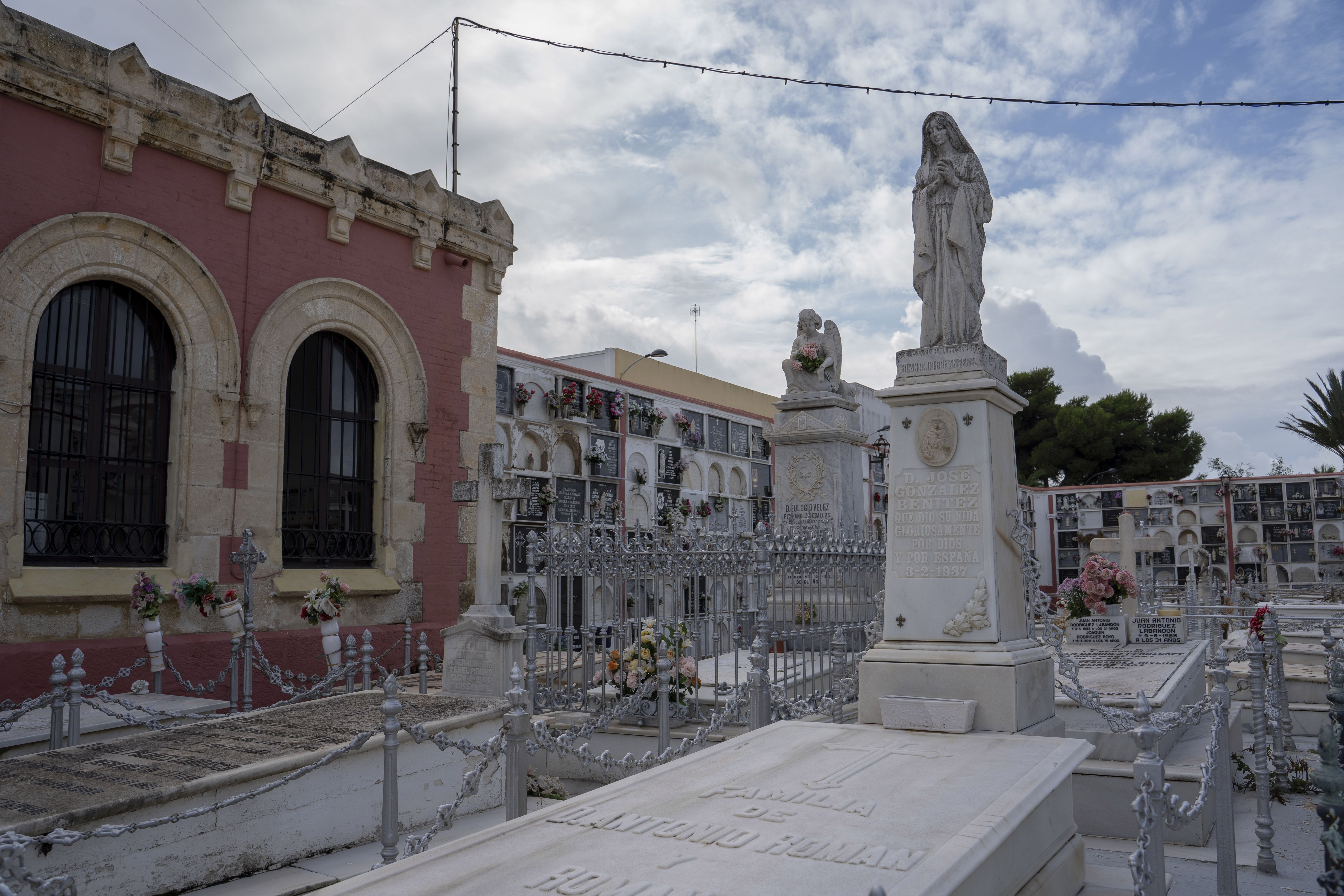 San Fernando continúa su compromiso con la memoria histórica en el cementerio isleño.