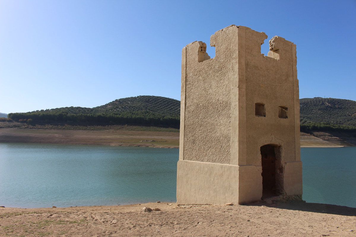 La antigua Torre de luz, uno de los enclaves subacuáticos escondidos bajo las aguas del lago de Andalucía. 