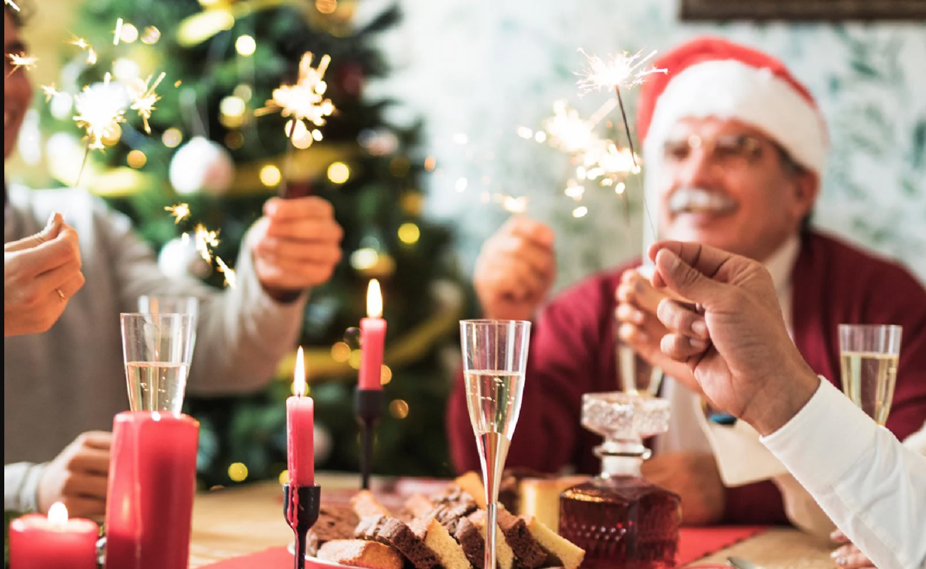 Una cena de Nochevieja, tras las campanadas, en una imagen de archivo.