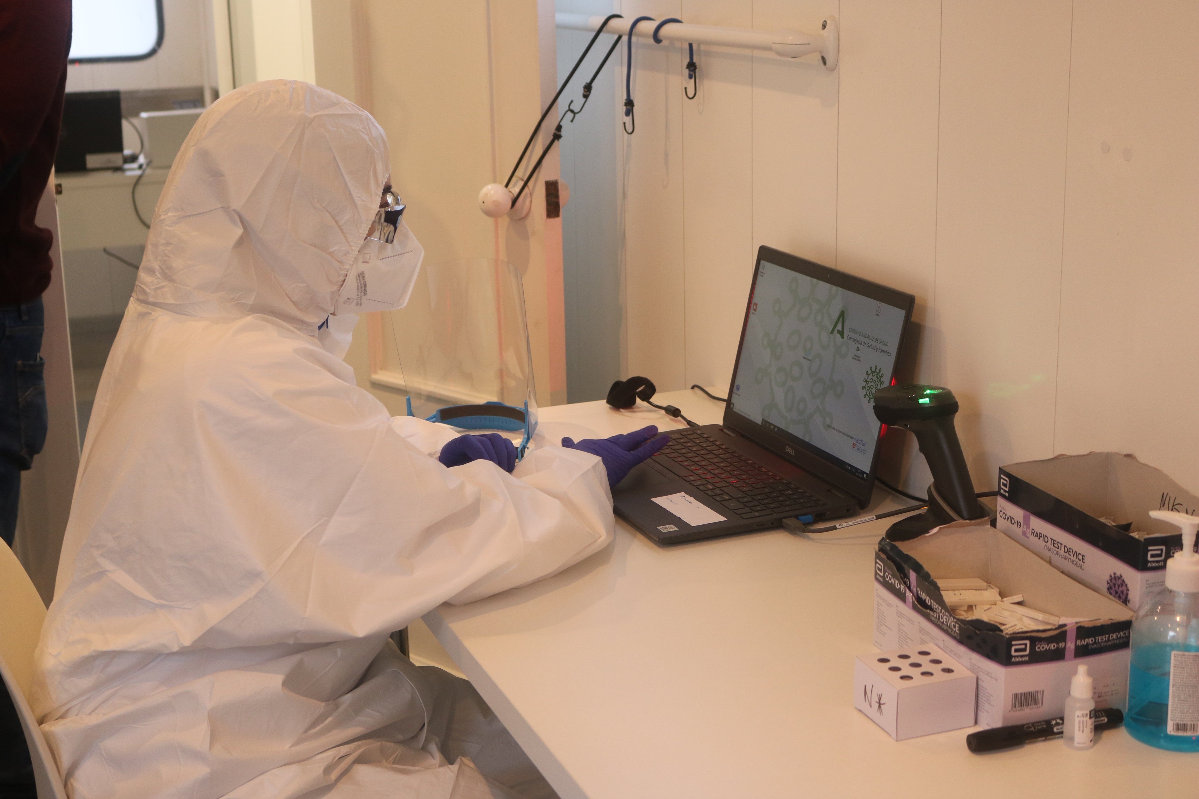 Un sanitario, en el cribado de Barbate este jueves. FOTO: Ayto.