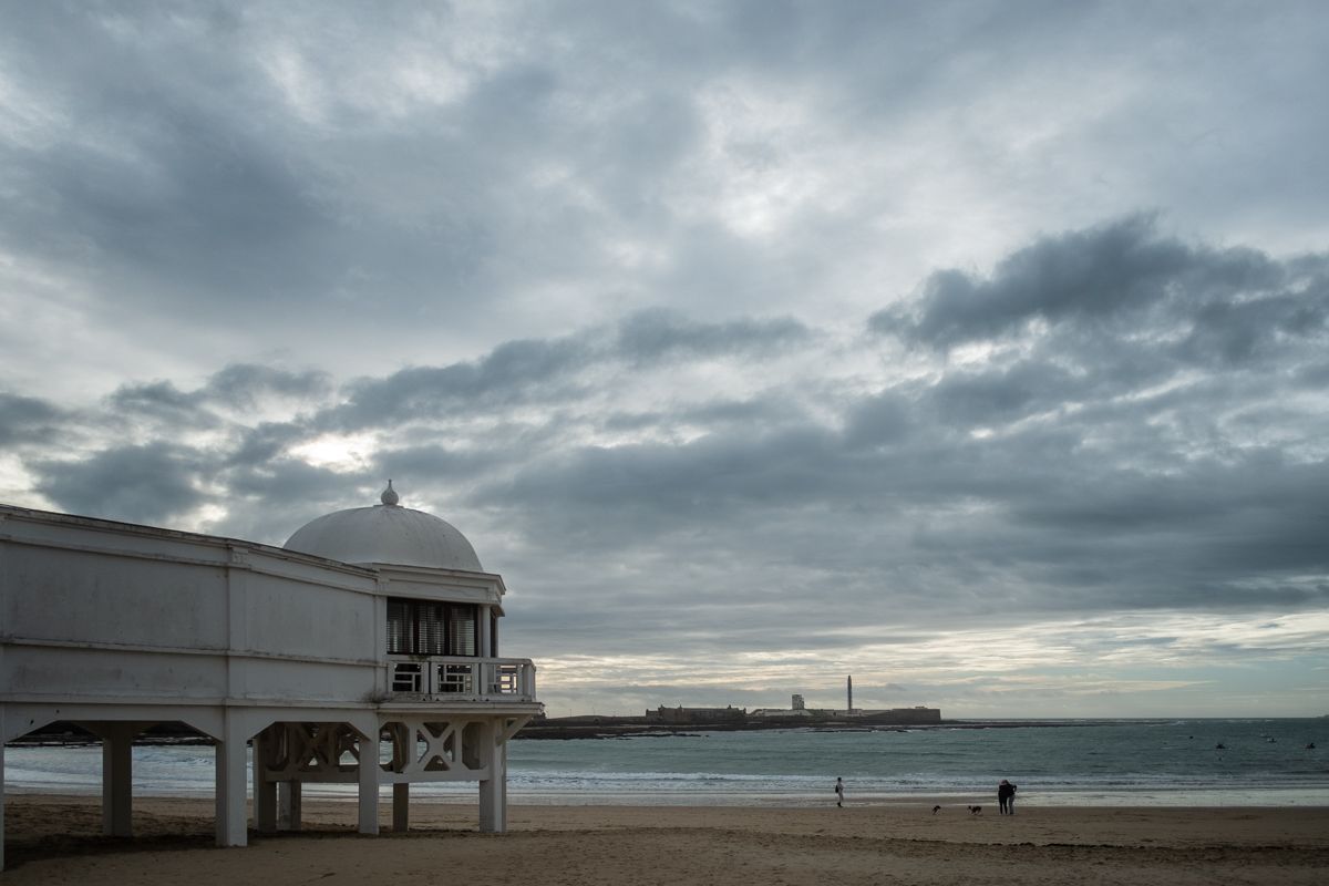 Paseo junto al mar. La Caleta, en Cádiz, en una imagen de archivo.
