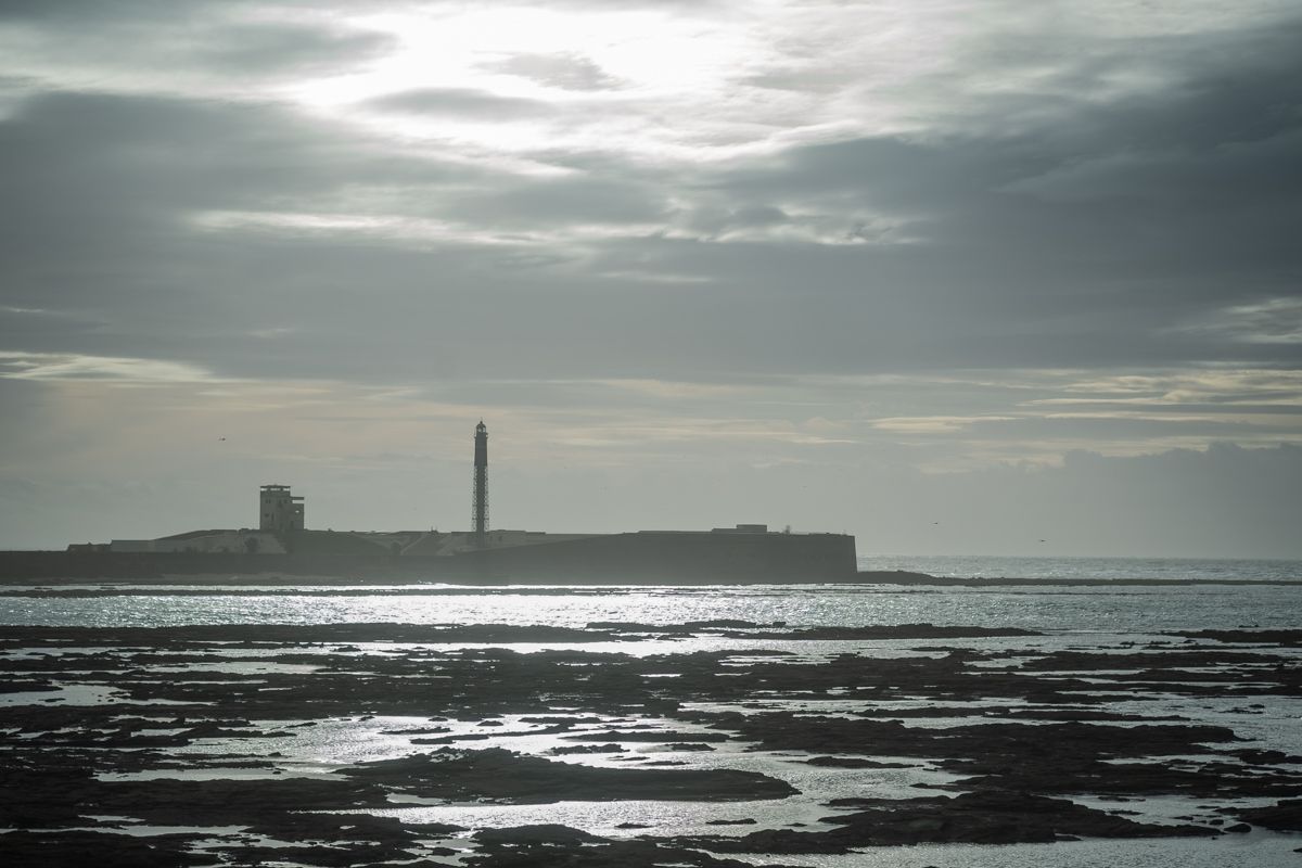 El centro de Cádiz se queda sin luz por la caída de un rayo cerca de una torre eléctrica