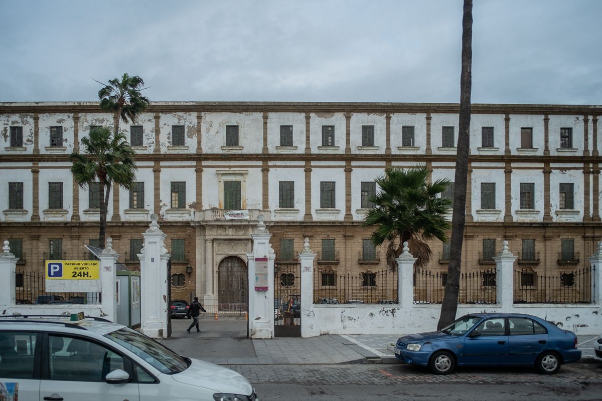 Imagen del edificio de Valcárcel en Cádiz, donde se pretende trasladar la Facultad de Ciencias de la Educación.