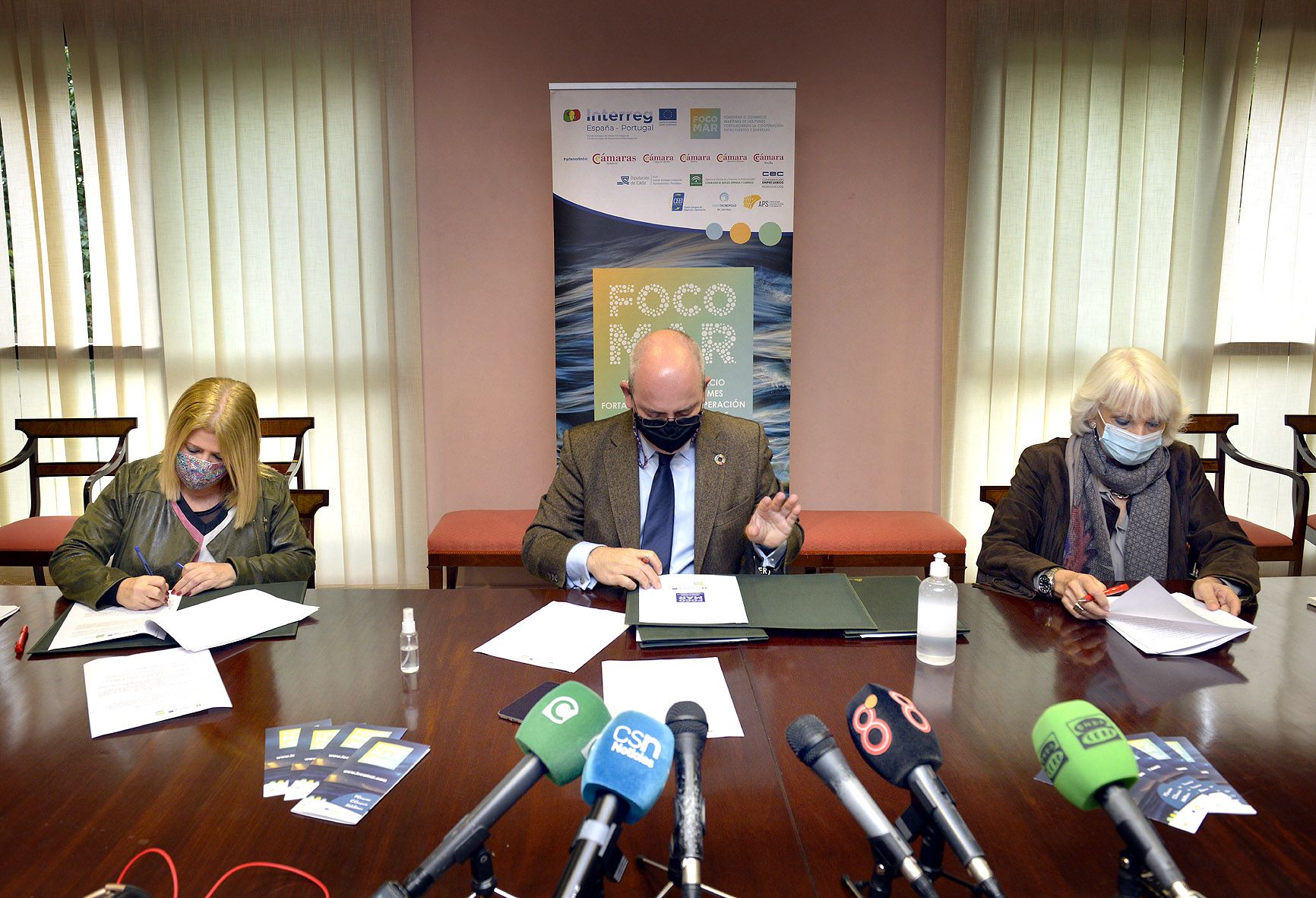 Mamen Sánchez, Javier Sánchez Rojas y Teófila Martínez, en la firma del protocolo, este viernes.