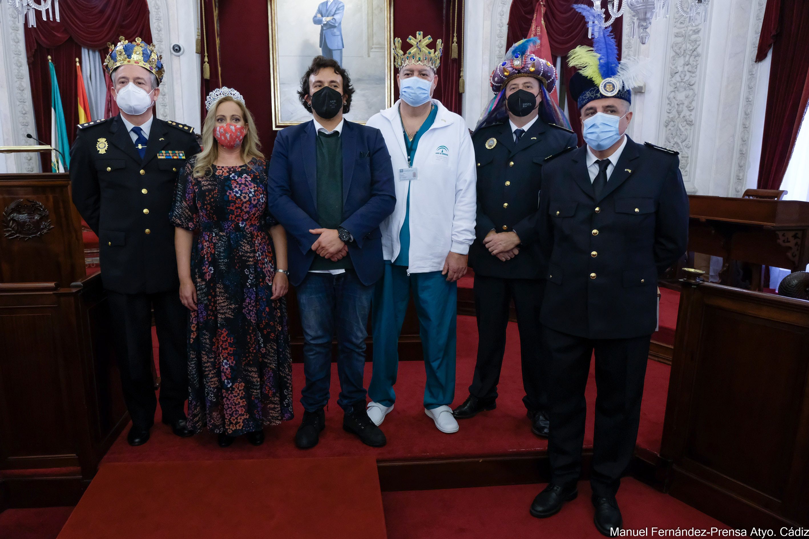 Acto de traspaso de coronas de los Reyes Magos de Cádiz, este viernes.