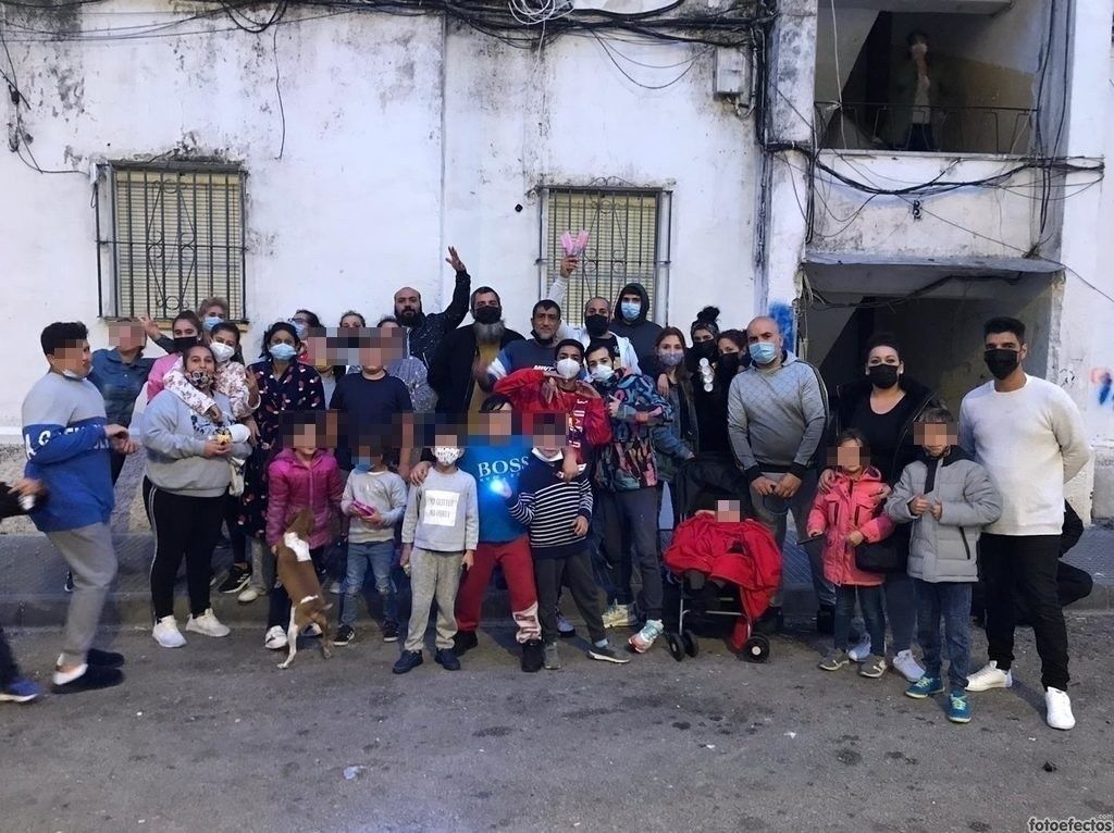 Vecinos de la barriada Los Milagros de El Puerto, tras el corte de luz y agua.
