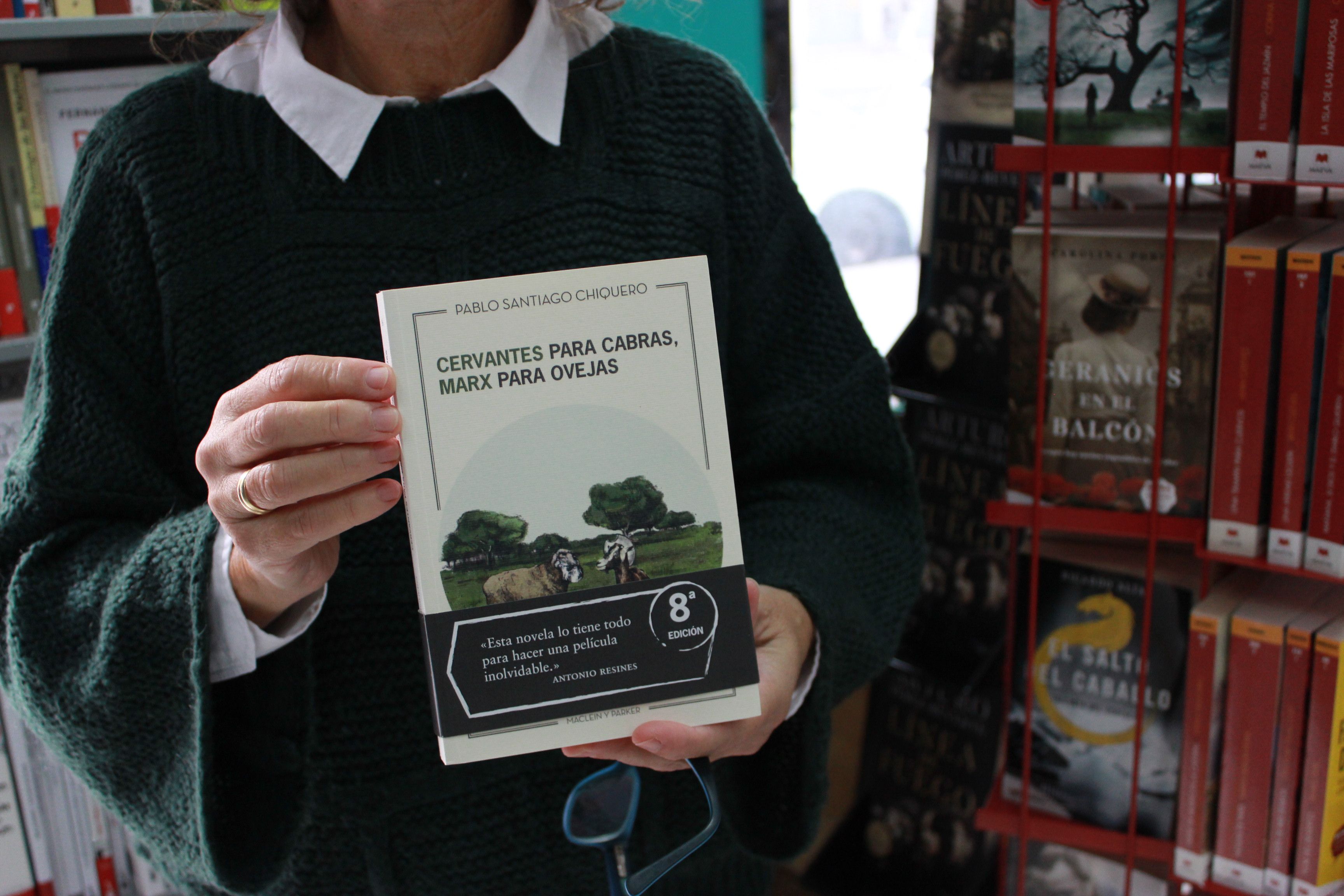 Una de las fundadoras de Las Libreras sujeta un libro, en una imagen reciente para lavozdelsur.es.