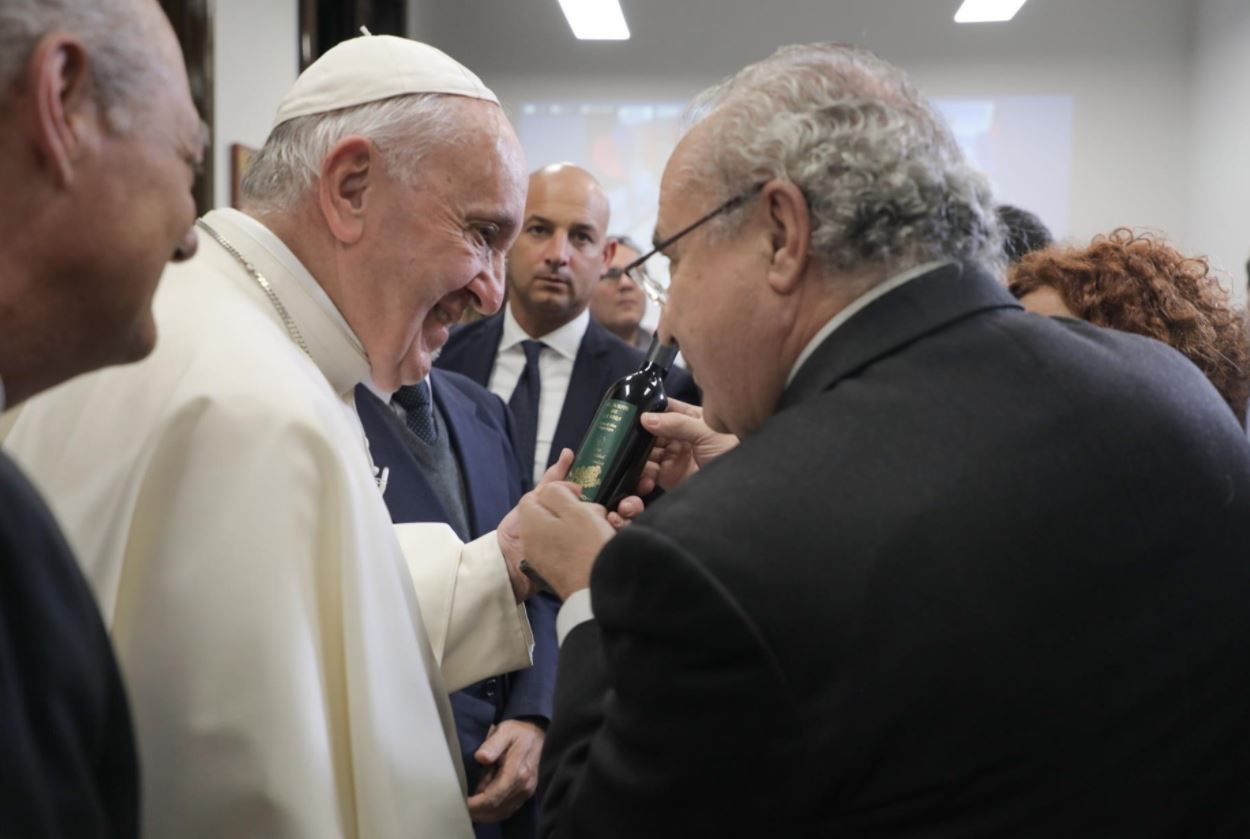 El Papa Francisco recibe una botella de aceite de Carboneros.