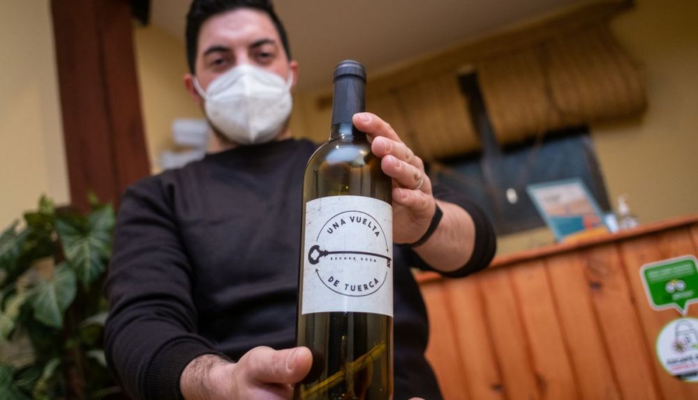 Javier con una de las botellas de regalo del 'escape room'.