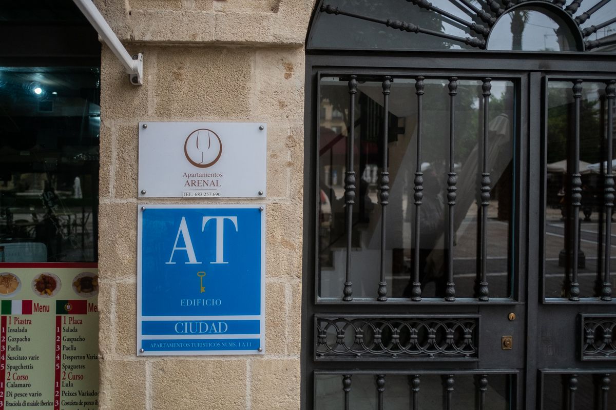 Un edificio del centro de Jerez con la placa de Apartamentos Turísticos.