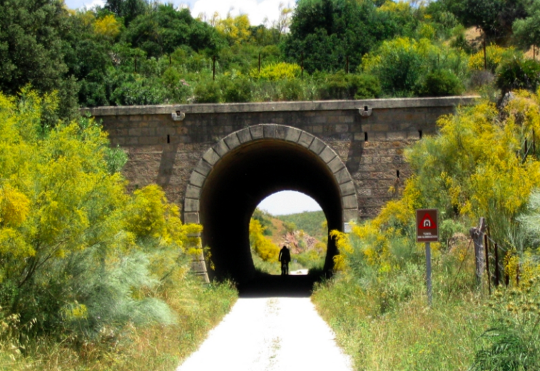 Un tramo de la Vía Verde, discurriendo por uno de los antiguos túneles del ferrocarril. FOTO: DIPUCADIZ.ES