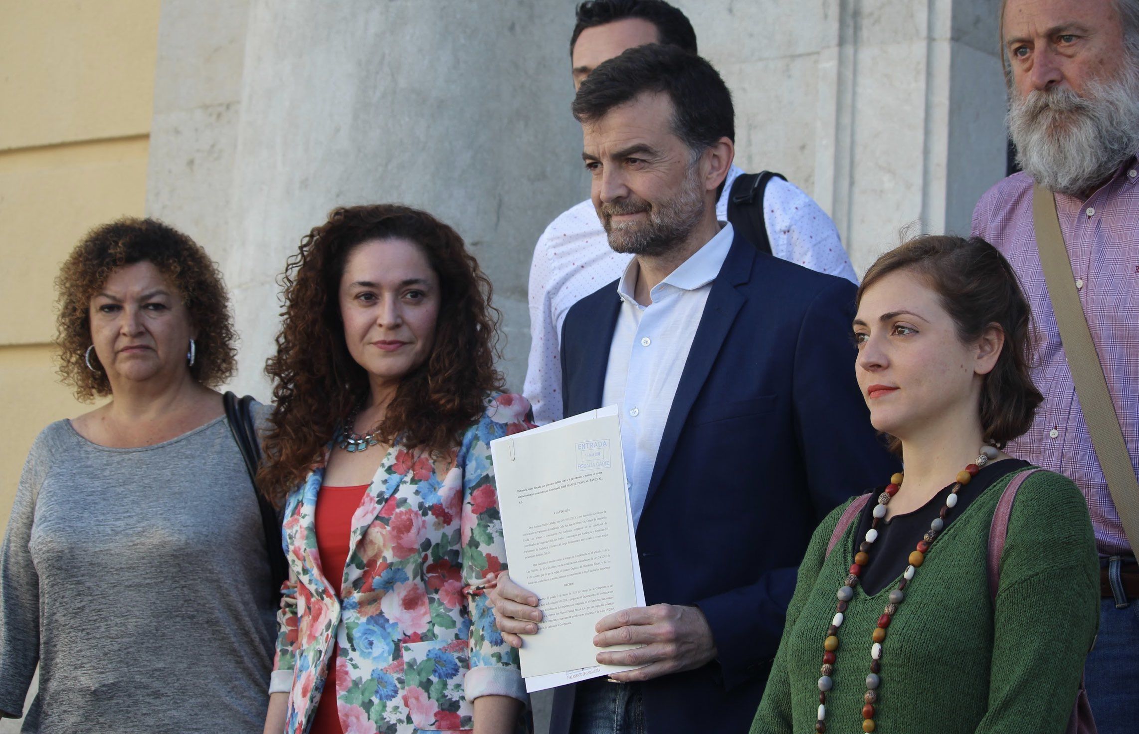 Maíllo, con el escrito denuncia en la mano, junto a otros cargos de IU en la provincia y el portavoz de la Marea Blanca gaditana, Antonio Vergara.
