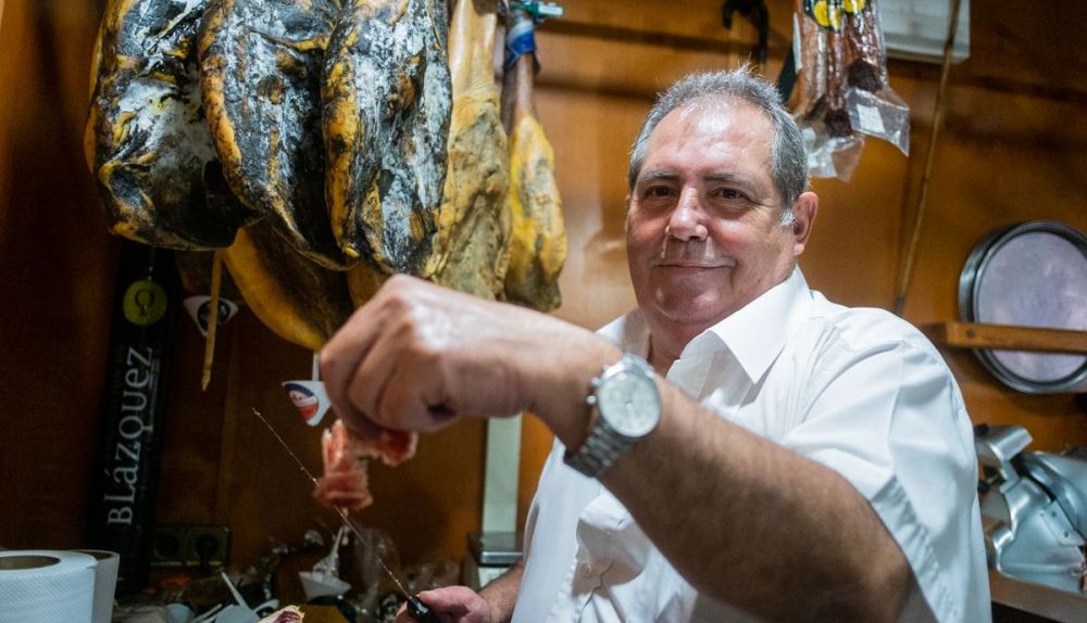 Antonio, cortando jamón, ejemplo de lo tradicional del Bar Restaurante Raúl. FOTO: MANU GARCÍA