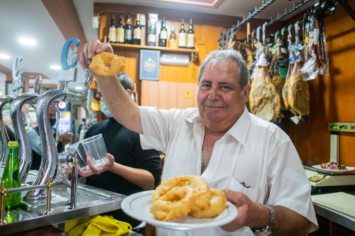 Antonio López, del Bar Raúl, con los típicos buñuelos de la tarde. 