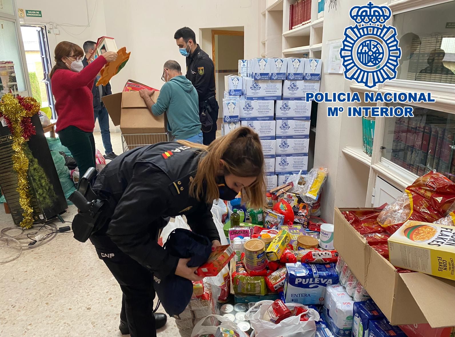Una agente, en la entrega de la donación. FOTO: CNP