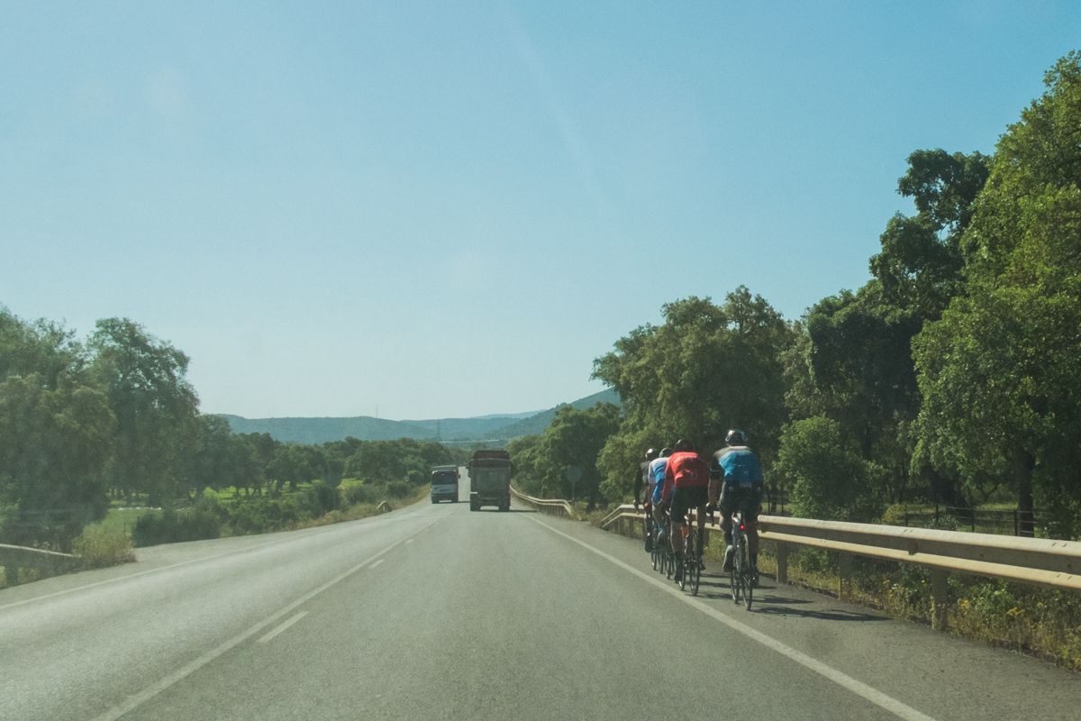 Un grupo de ciclistas por una carretera en una imagen de archivo.