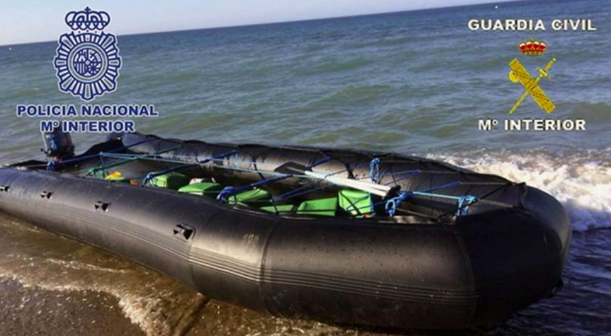 Una lancha usada por narcos, similar a la que causó la muerte del menor. 