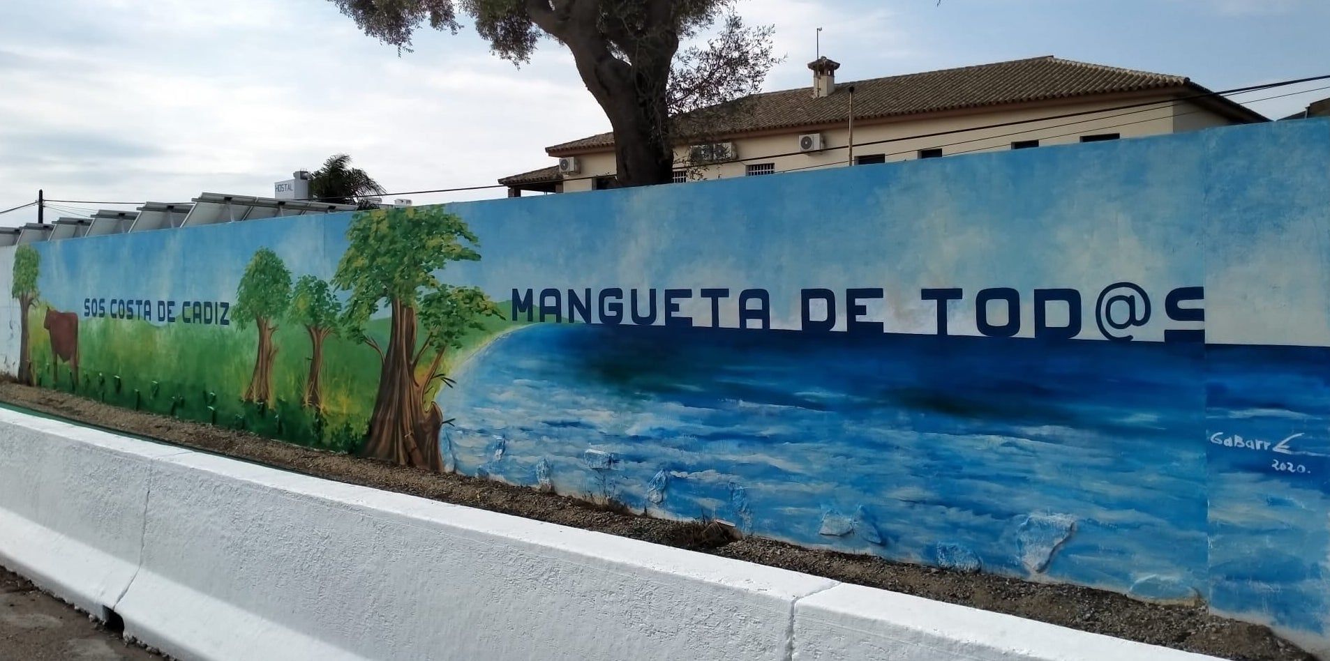 Mural con el lema 'Mangueta de todos', en el acceso a la playa de Vejer.