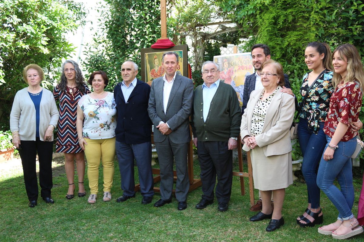 El alcalde José María Román, el delegado de Fiestas, José Manuel Vera, y familiares de Manuel Ordóñez, durante la presentación de la Feria.