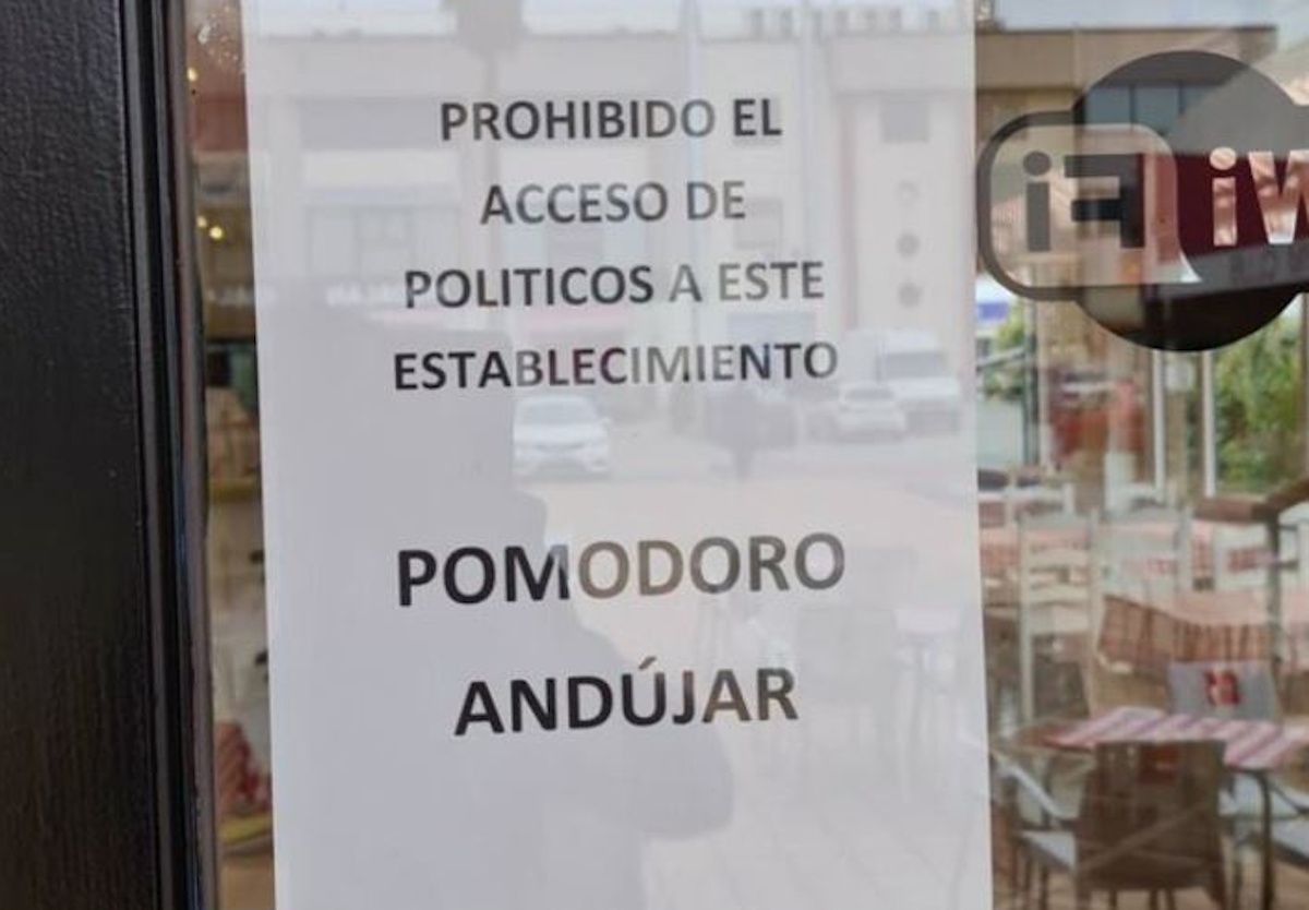 Cartel pegado en una de las puertas de la pizzería Pomodoro de Andújar.