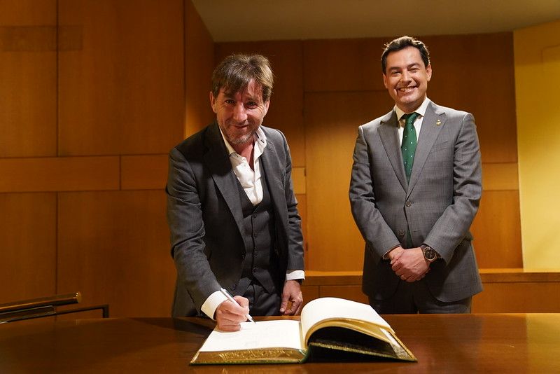 El actor Antonio de la Torre, con el presidente andaluz Juan Manuel Moreno, durante los pasados actos del 28F.