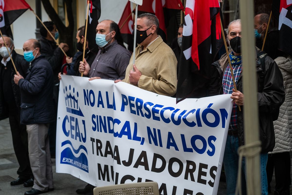 Representantes del comité de empresa del Ayuntamiento, en una concentración contra la "persecución sindical" por el 'Wikileaks' jerezano.