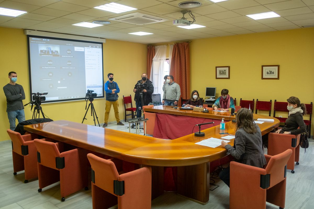 La teniente de alcaldesa Laura Álvarez, en rueda de prensa hablando del supuesto acceso a información en el Ayuntamiento.